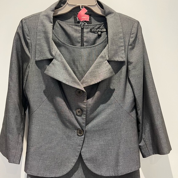 ❤️ Great spring blazer in classic grey with 3/4 length sleeve. - Picture 7 of 11